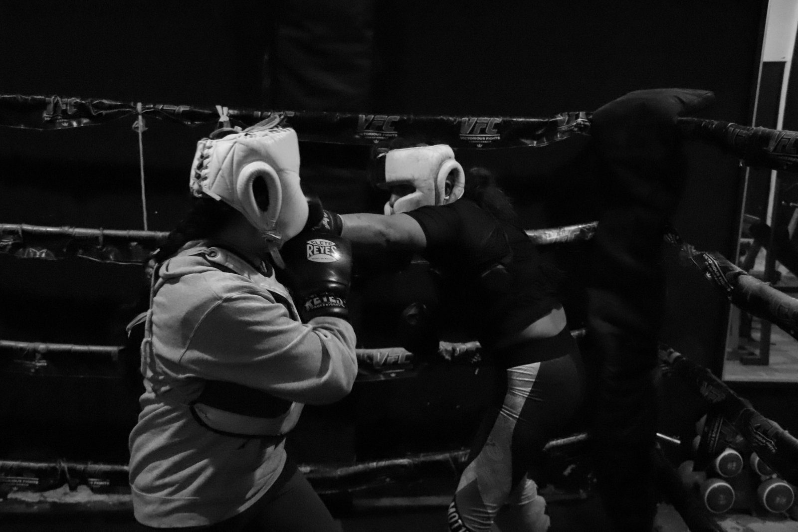 boxeadora bloqueando un jab