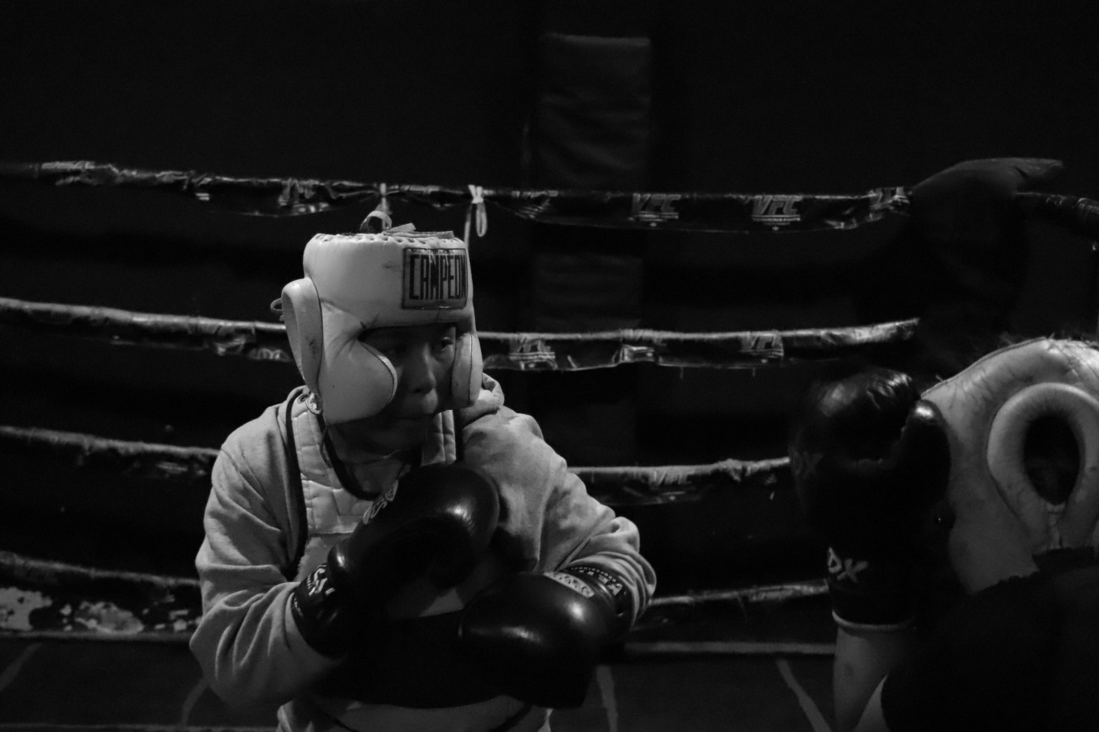 boxeadora preparándose para golpear
