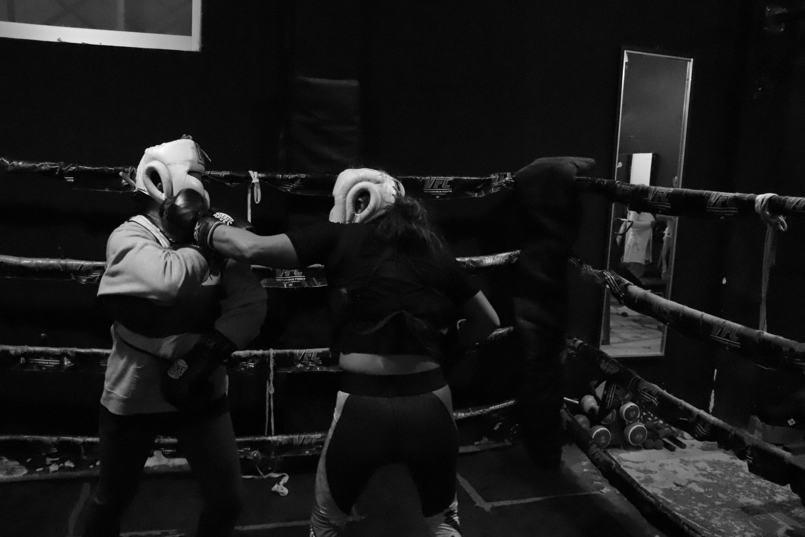 boxeadora conecta un gancho a otra boxeadora