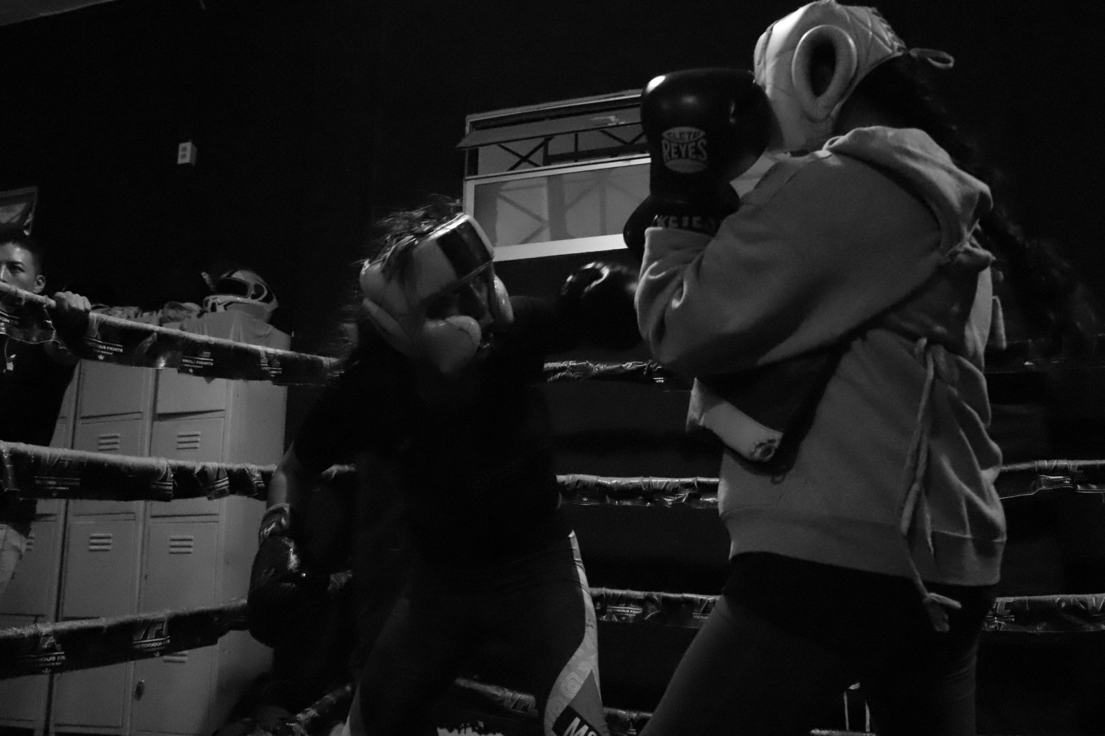boxeadora tirando un golpe