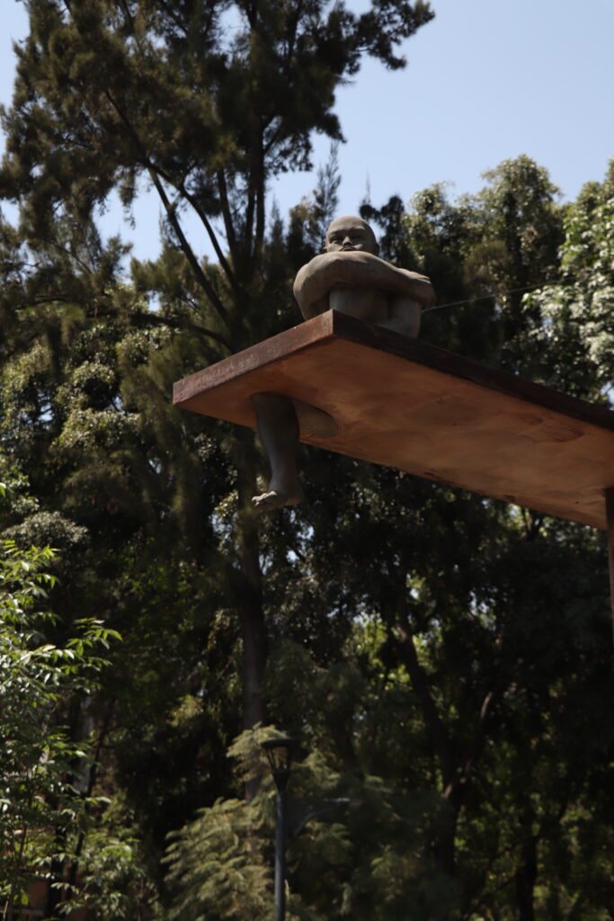 escultura de un hombre calvo sentado