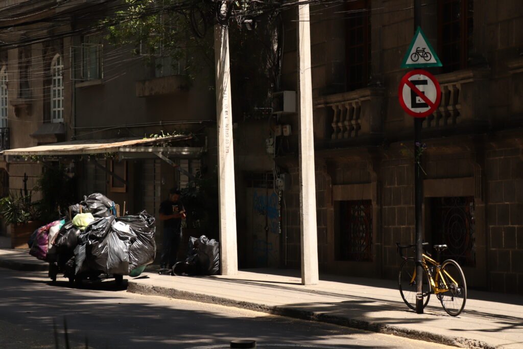 una bicicleta amarilla estacionada en un poste