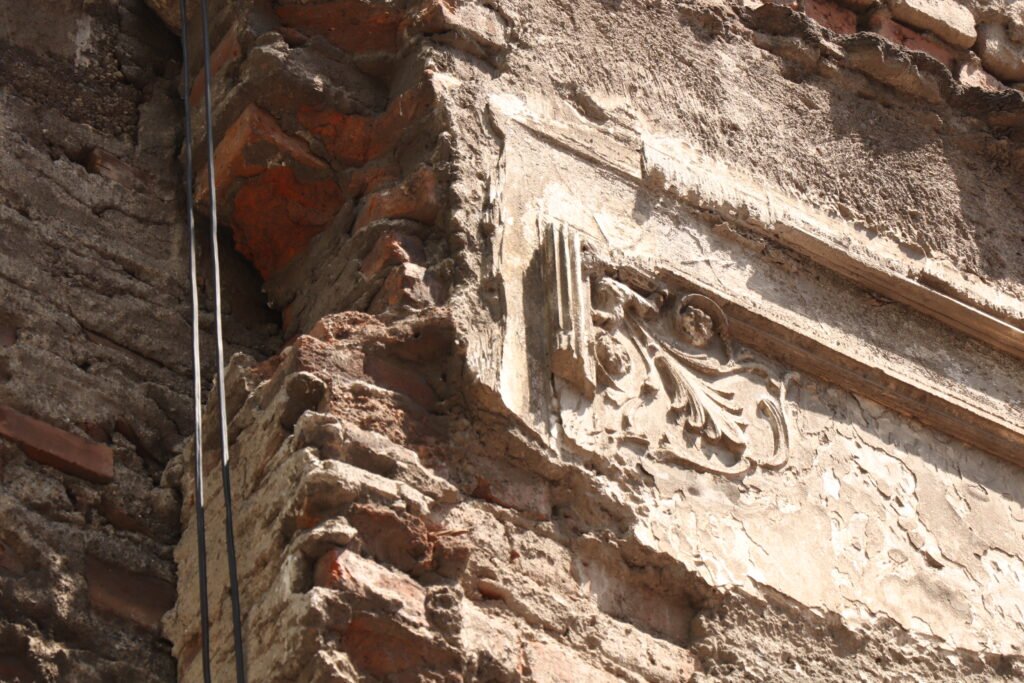 una moldura vieja en un edificio desgastado