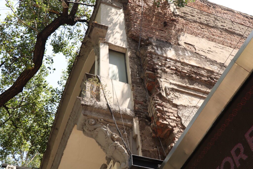costado de un edificio desgastado